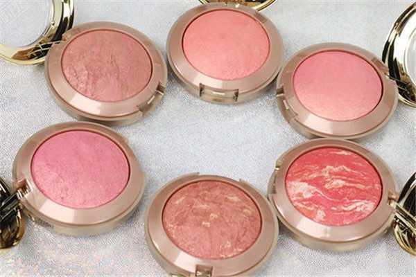 腮红打重了怎补救 腮红打重了怎补救
