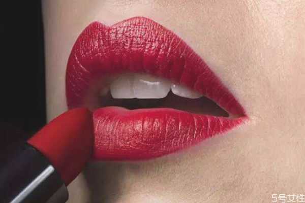 冬天涂哑光口红还是滋润