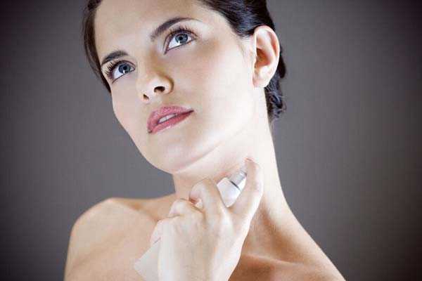 香水喷在哪里最好?这7个位置让你持久留香 香水喷在哪里最好?这7个位置让你持久留香