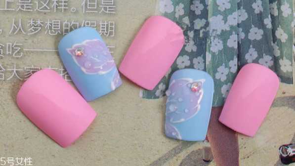 蓝色美甲怎么做？精致美甲做法教程