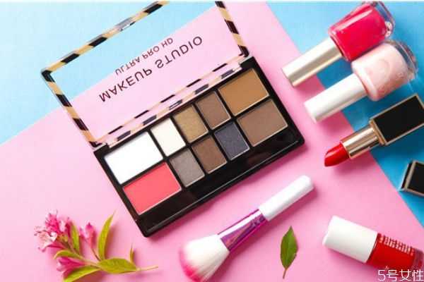 贴甲片的胶水怎么溶解?美甲没有解胶剂怎么卸甲片 贴甲片的胶水怎么溶解?美甲没有解胶剂怎么卸甲片