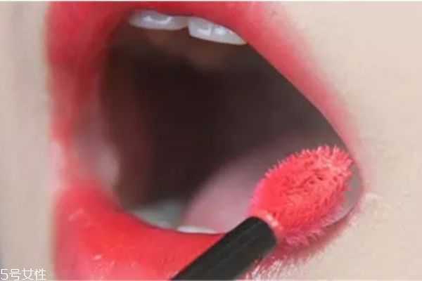 阿玛尼唇釉怎么涂均匀？阿玛尼唇釉正确涂抹方法