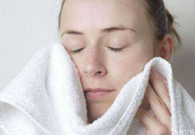 早上洗脸用卸妆水吗?夏天冷水洗脸有什么危害 早上洗脸用卸妆水吗?夏天冷水洗脸有什么危害