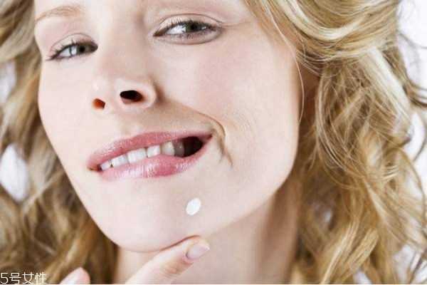 下巴上长痘痘是什么原因