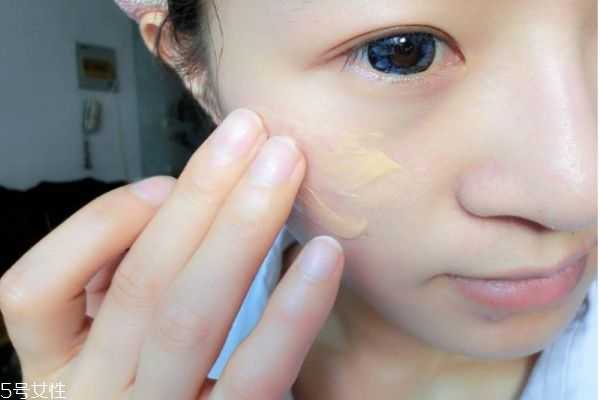 粉底液用手涂好还是刷子好 各有各的优缺点