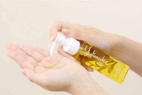 卸妆油需要用化妆棉吗?卸妆油可以去黑头吗 卸妆油需要用化妆棉吗?卸妆油可以去黑头吗