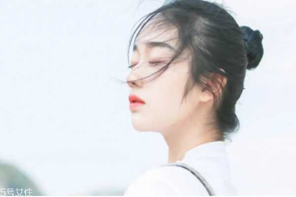 盐水洗脸有什么好处 盐水洗脸的好处和坏处