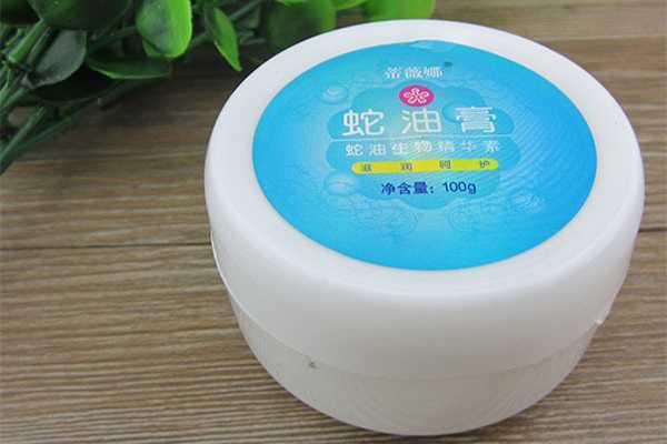 蛇油膏可以涂嘴唇吗 蛇油膏可以涂嘴唇吗