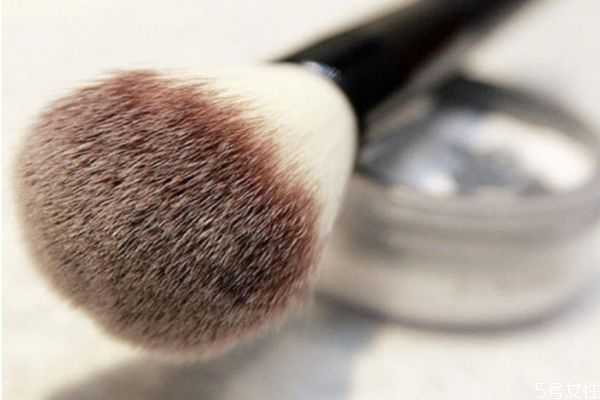 蜜粉刷用什么毛比较好？蜜粉刷可以当腮红刷吗