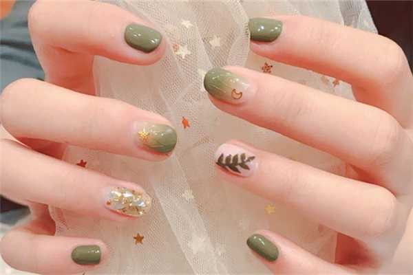 秋天做什么颜色的美甲好看