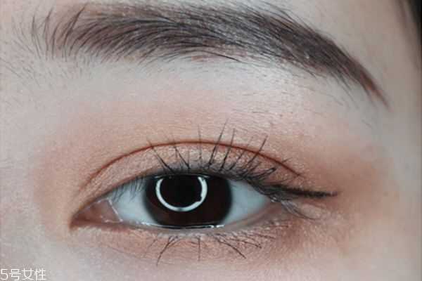 双色眼影怎么正确使用 双色眼影怎么正确使用