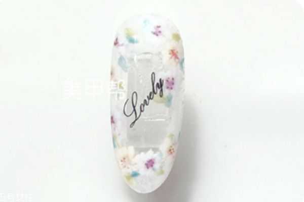 花朵美甲怎么做?小清新美甲教程图解 花朵美甲怎么做?小清新美甲教程图解