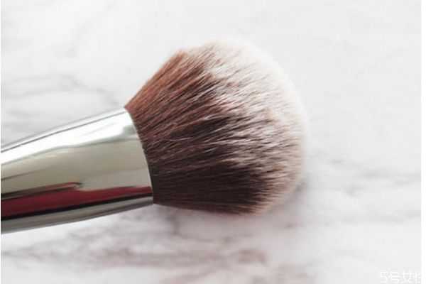 散粉刷怎么取四宫格散粉?散粉刷能当腮红刷用吗 散粉刷怎么取四宫格散粉?散粉刷能当腮红刷用吗