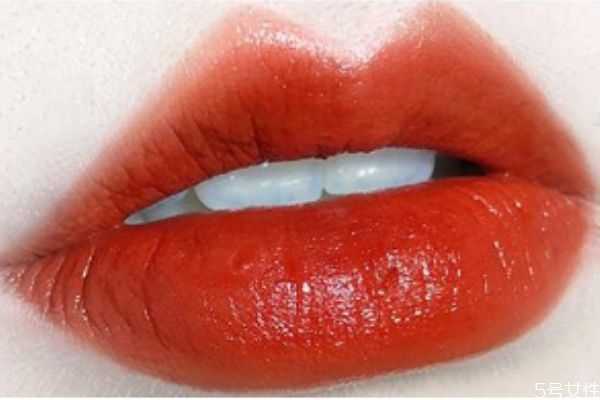 口红是镜面好还是雾面好？口红哑光和镜面的区别