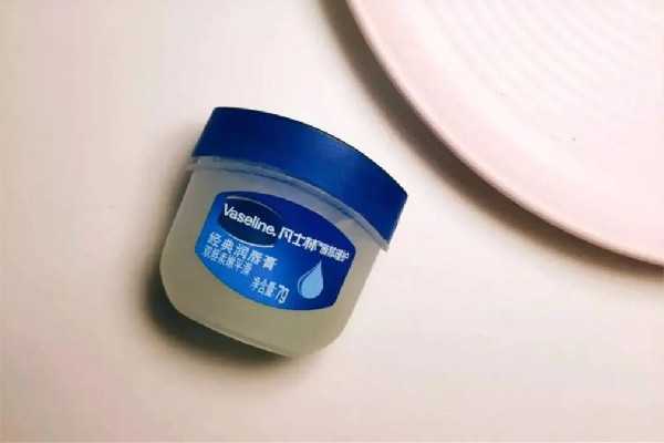 凡士林可以抹在嘴唇上吗 凡士林可以抹在嘴唇上吗