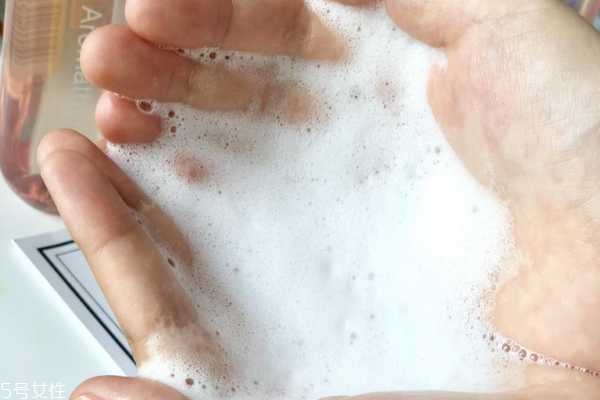 六神沐浴露是碱性的吗