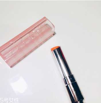 唇膏用完里边怎么打开？唇膏剩一截怎么挖出来？