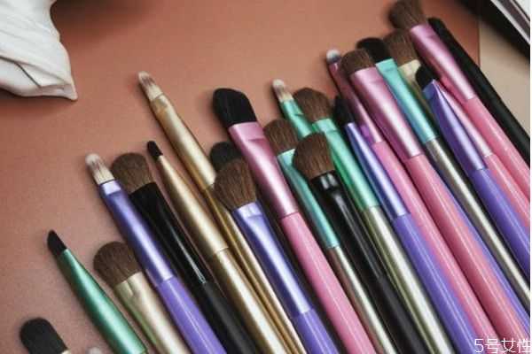 新唇刷应该怎么使用?唇刷如何挑选 新唇刷应该怎么使用?唇刷如何挑选