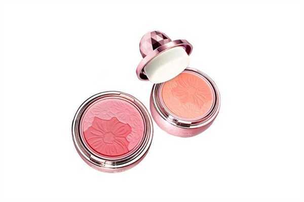 腮红打重了怎补救 腮红打重了怎补救