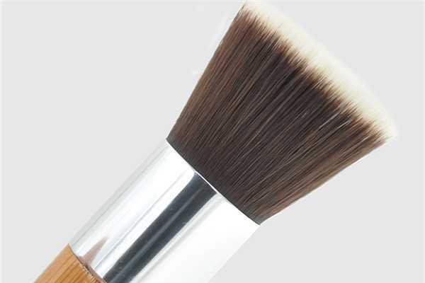 粉底刷用之前要打湿吗