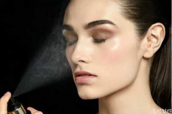 粉底和定妆喷雾可以一起用吗?定妆喷雾在粉底前还是后 粉底和定妆喷雾可以一起用吗?定妆喷雾在粉底前还是后