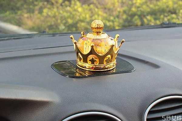 香水放在高温车里会有影响吗?车里面到底要不要放香水 香水放在高温车里会有影响吗?车里面到底要不要放香水