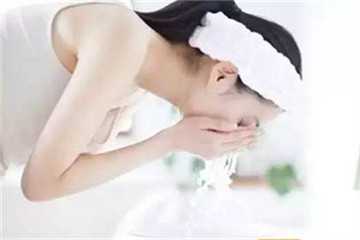 每天洗脸几次最好