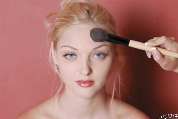 粉底液太干了怎么涂?粉底液太白了怎么办 粉底液太干了怎么涂?粉底液太白了怎么办
