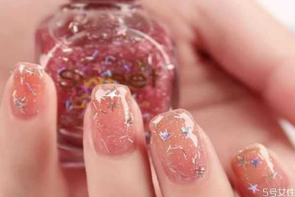 指甲油底油亮油区别