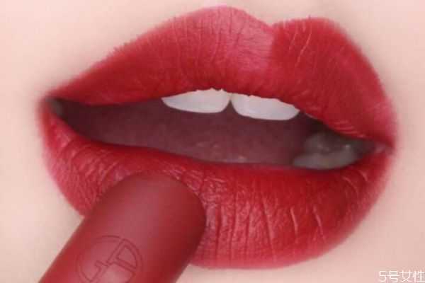 涂完唇膏多久涂口红？润唇膏和口红的区别