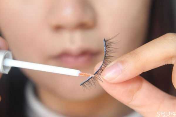 不会贴假睫毛怎么办？3种假睫毛的贴法