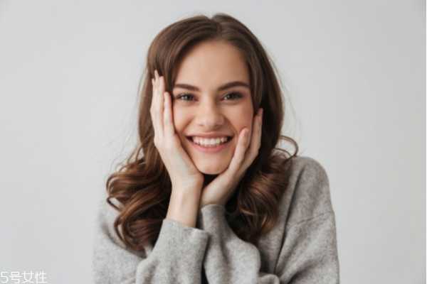 脸上过敏可以用盐水吗