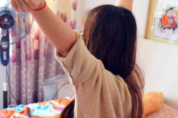 长期戴银手镯，银手镯发黑，是帮助身体排毒？真相要知道 ！