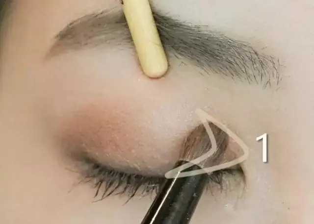 眼影怎么画好看又自然又漂亮?超实用的眼影画法分享