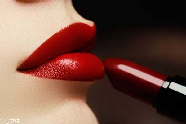 唇彩和口红的区别