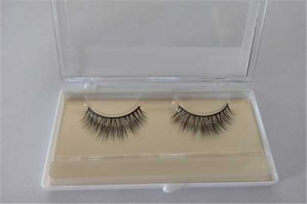 假睫毛是在眼影前还是眼影后 假睫毛是在眼影前还是眼影后