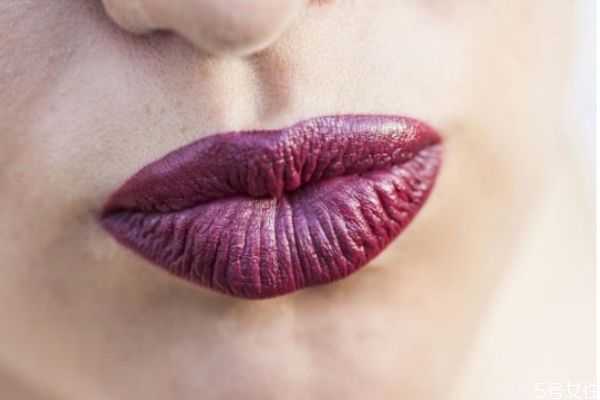 涂口红嘴巴起皮怎么办？涂口红注意事项