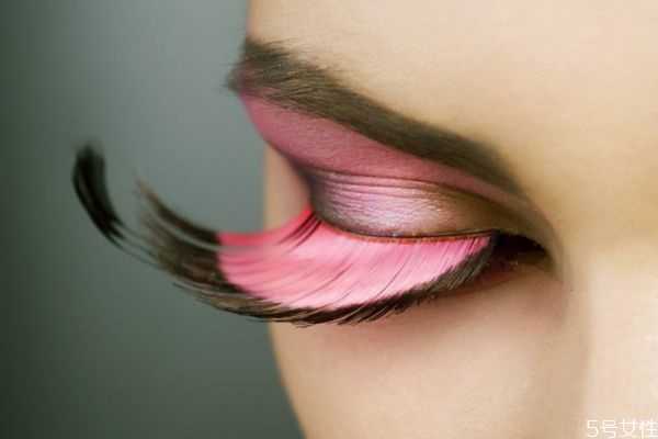 如何挑选假睫毛？如何粘贴假睫毛