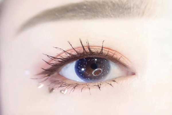 美瞳能用眼药水泡吗 美瞳能用眼药水泡吗