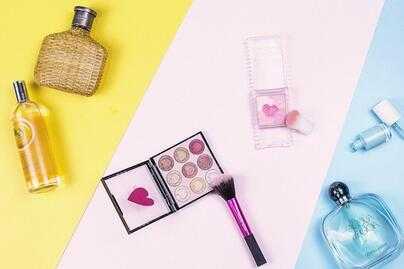 腮红液和眉粉的区别是什么 腮红液和眉粉的区别是什么