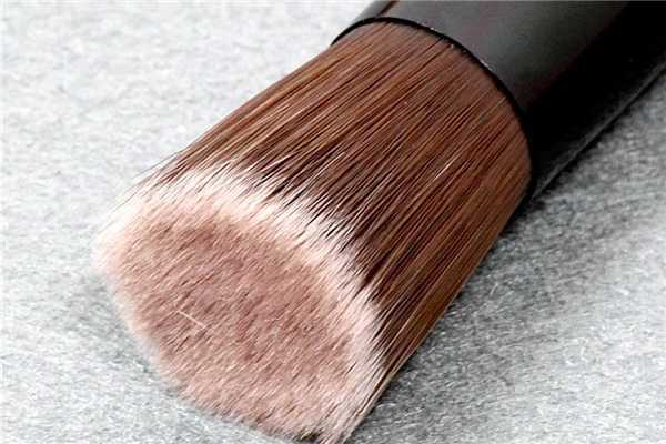 粉底刷用之前要打湿吗