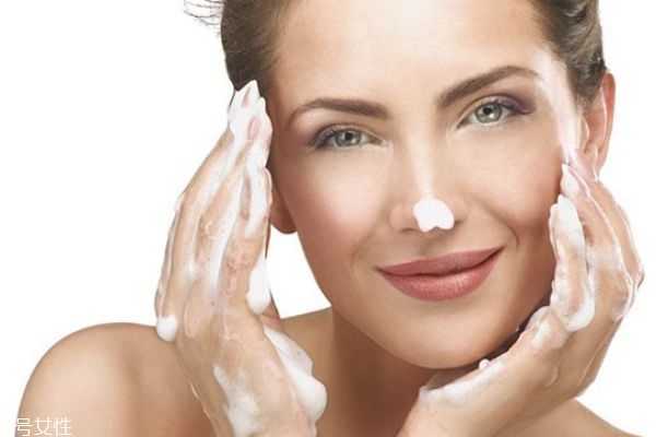 护肤后脸上黏黏的怎么办