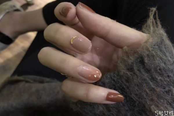 不用卸甲油怎么卸指甲油