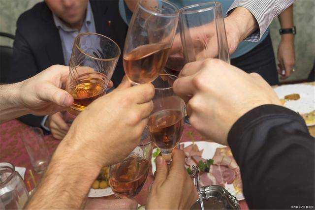 想要告别“黄脸婆”？少碰三物，多吃四果