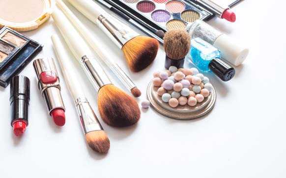 大脸变小脸化妆技巧 大脸变小脸化妆技巧