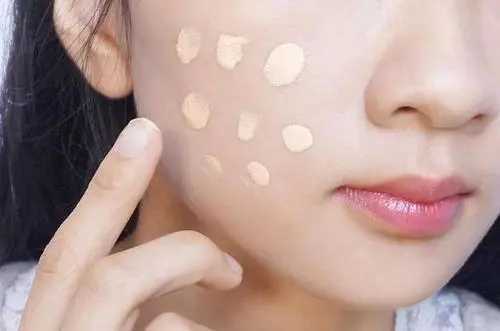 涂bb霜好还是粉底液好? 涂bb霜好还是粉底液好?