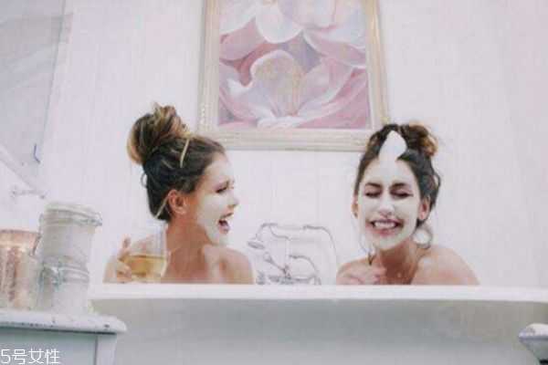 敷面膜洗澡好吗 面膜在洗澡前敷好还是洗澡后敷好