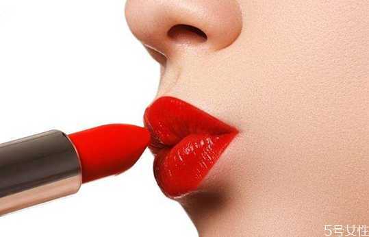为什么涂口红会掉色