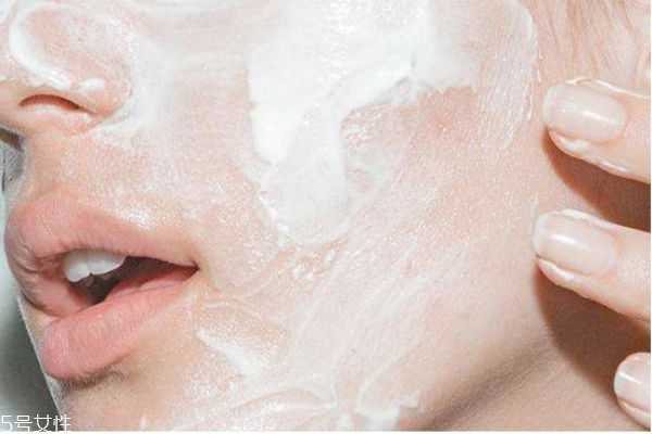 干皮痘痘肌适合用的护肤品