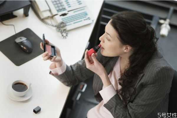 补妆用什么补好?如何补妆自然不卡粉 补妆用什么补好?如何补妆自然不卡粉